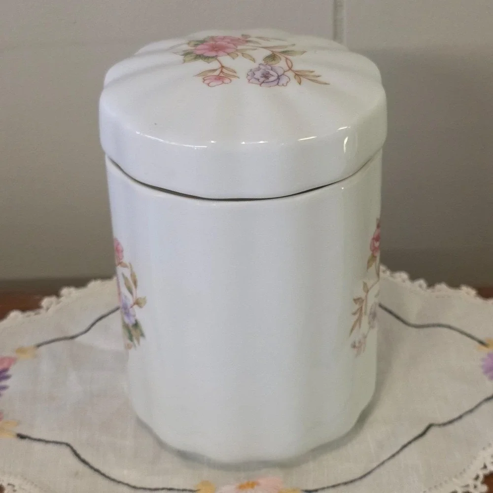 CLEARANCE 💲6️⃣ Porcelain Tea Jar‎ Spoon Floral Design Lidded Container Feminine